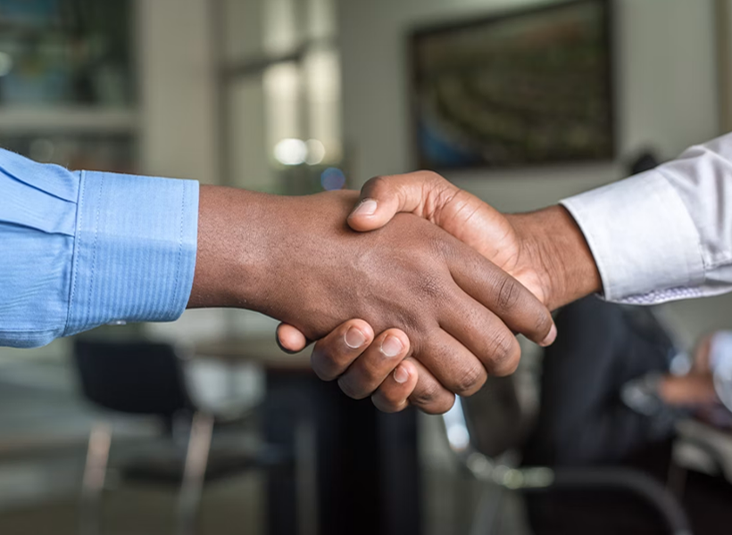 Empresário analisando proposta comercial