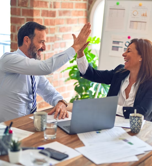 Profissional de alto nível em reunião estratégica com cliente