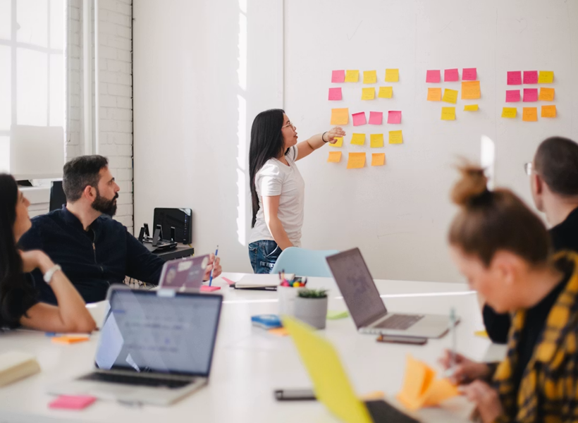 Sessão estratégica de posicionamento de marca com equipe